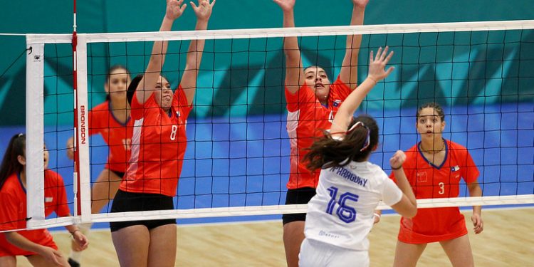 Chile cae ante Perú, pero apunta al bronce frente a Bolivia en voleibol femenino