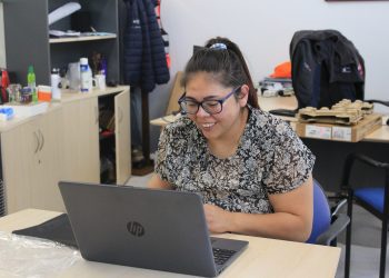 Usuaria ISL recibe computador por beneficio de reeducación para continuar con sus estudios de educación superior