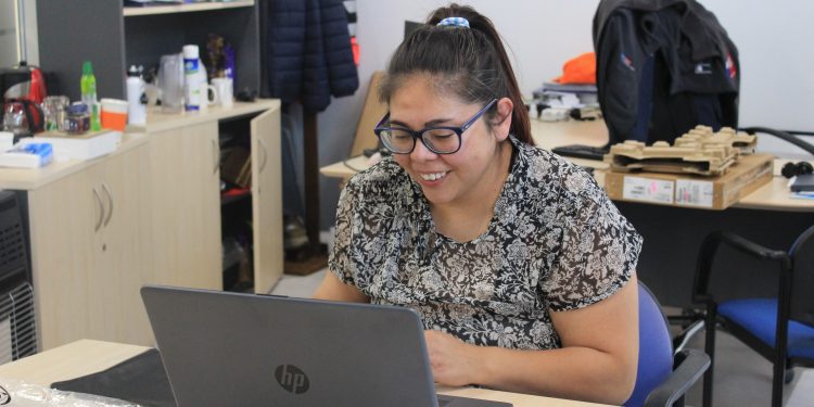 Usuaria ISL recibe computador por beneficio de reeducación para continuar con sus estudios de educación superior