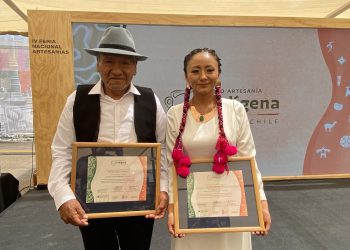 Floridor Ayavire y su hija Carolina son los primeros cultores del pueblo atacameño en recibir Sello Artesanía Indígena
