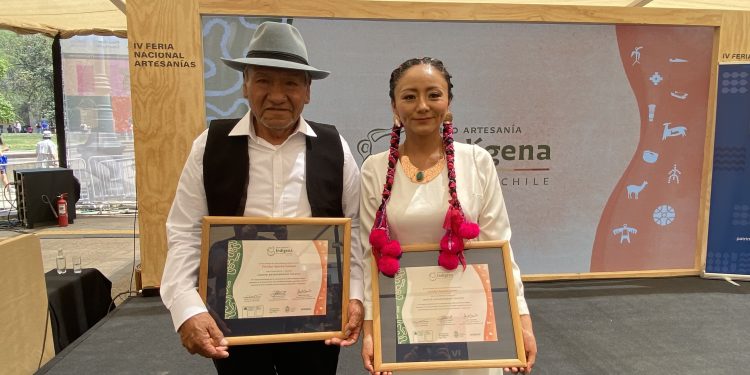 Floridor Ayavire y su hija Carolina son los primeros cultores del pueblo atacameño en recibir Sello Artesanía Indígena