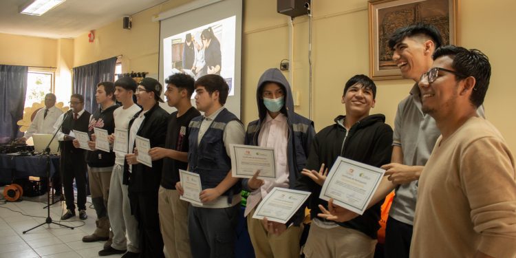 90 estudiantes del Liceo presidente Balmaceda de Curacaví se certifican en Robótica, Energías Renovables e Impresión 3D