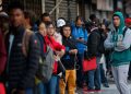 Población extranjera residente en Chile superó los 1,6 millones de personas en 2022, con un 6,6% de ellas en situación irregular