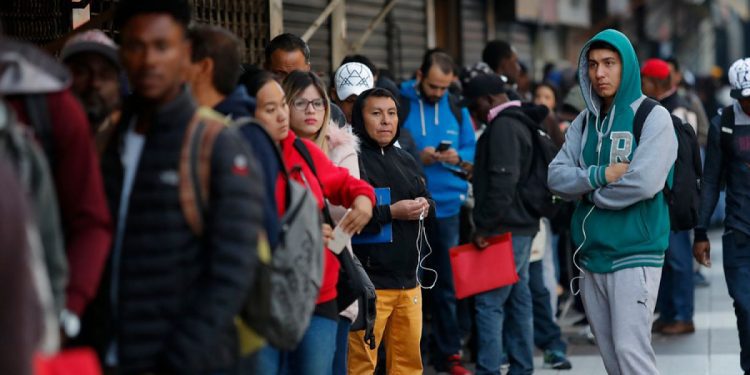 Población extranjera residente en Chile superó los 1,6 millones de personas en 2022, con un 6,6% de ellas en situación irregular