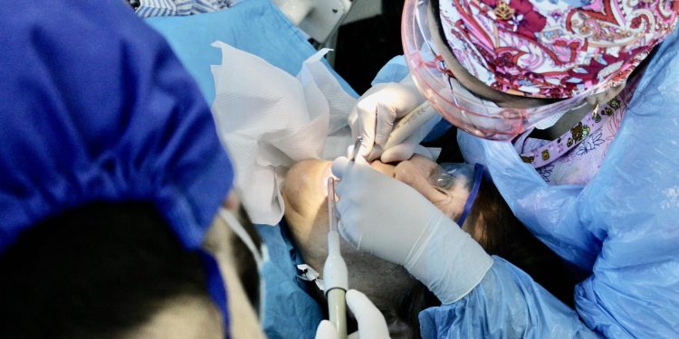 Salud bucal en verano: especialistas entregan recomendaciones para proteger a los niños de la caries