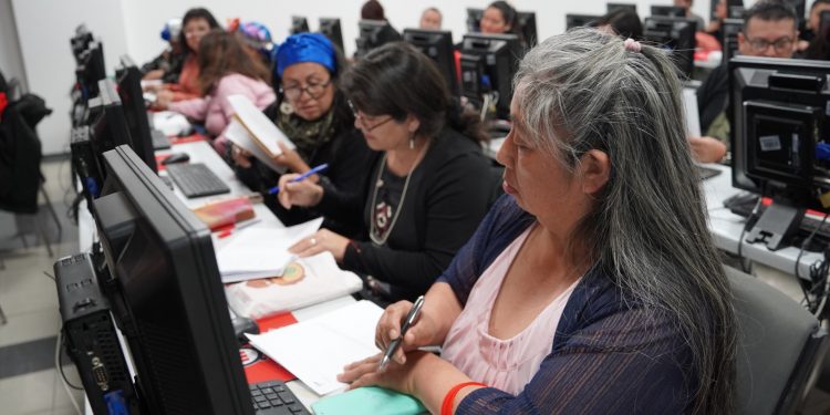 Emprendedores de Villa Alemana reciben capacitación digital con la ayuda de la UNAB