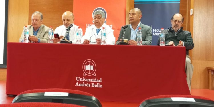 Carrera de Medicina de la UNAB propone avances y retos para una eventual Reforma de Salud en Chile