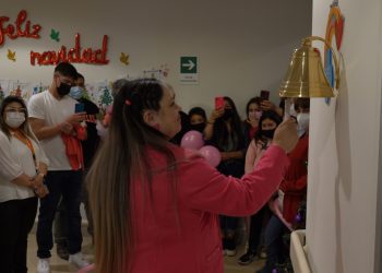 Paciente de alta tras 9 años contra el cáncer “toca la campana” en el Hospital Dr. Gustavo Fricke SSVQ