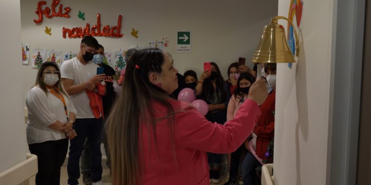 Paciente de alta tras 9 años contra el cáncer “toca la campana” en el Hospital Dr. Gustavo Fricke SSVQ