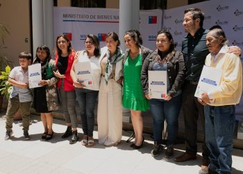 Alcaldesa Ripamonti valoró entrega de 13 títulos de dominio a damnificados tras incendio de 2022