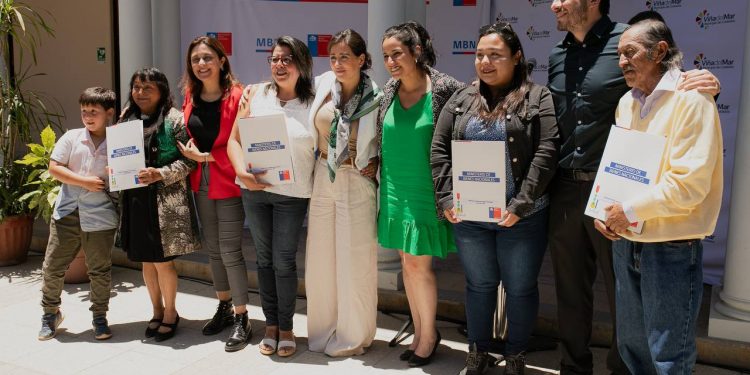 Alcaldesa Ripamonti valoró entrega de 13 títulos de dominio a damnificados tras incendio de 2022