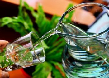 Líquidos y alimentos recomendados para mantener una buena hidratación