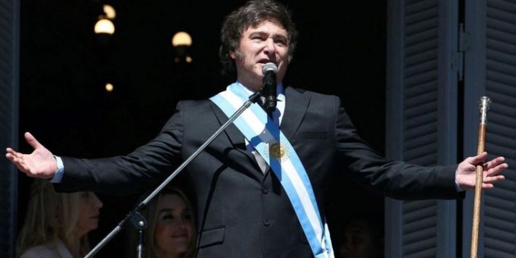 En qué consiste la “ley ómnibus” que envió Milei al Congreso de Argentina