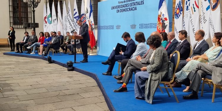 Presidente Gabriel Boric promulgó estatutos de universidades estatales elaborados en democracia