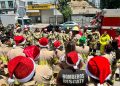 Bomberos de Viña del Mar visitan a niños y niñas del Hospital Dr. Gustavo Fricke acompañados por el viejito pascuero