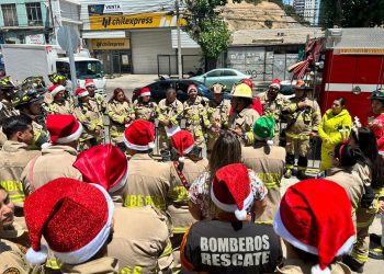 Bomberos de Viña del Mar visitan a niños y niñas del Hospital Dr. Gustavo Fricke acompañados por el viejito pascuero