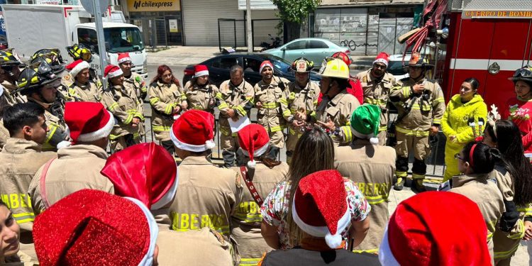 Bomberos de Viña del Mar visitan a niños y niñas del Hospital Dr. Gustavo Fricke acompañados por el viejito pascuero