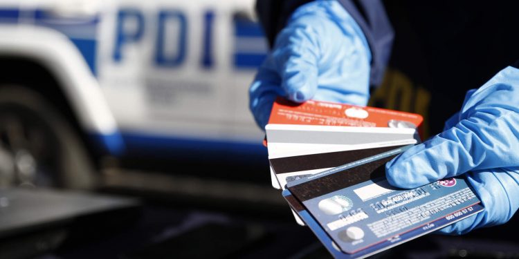 PDI Valparaíso captura a dos sujetos por uso de tarjeta bancaria robada