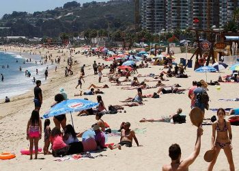 89% de los chilenos financiará vacaciones con sus ahorros y 62% reducirá costos preparando su comida en vez de comer en restaurantes