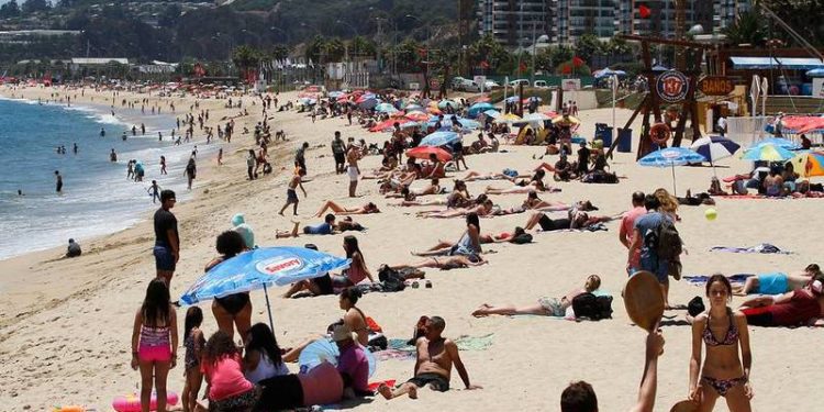 89% de los chilenos financiará vacaciones con sus ahorros y 62% reducirá costos preparando su comida en vez de comer en restaurantes