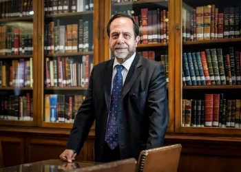 Ramiro Mendoza renuncia como presidente del Colegio de Abogados