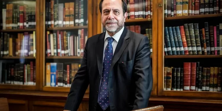 Ramiro Mendoza renuncia como presidente del Colegio de Abogados