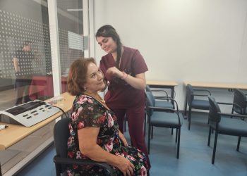 Tecnología Médica UNAB abre sus laboratorios para atender a más de 3 mil adultos mayores en lista de esperas con hipoacusia bilateral