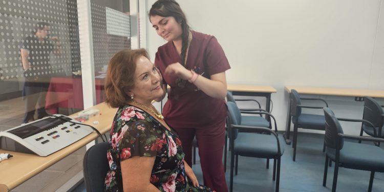 Tecnología Médica UNAB abre sus laboratorios para atender a más de 3 mil adultos mayores en lista de esperas con hipoacusia bilateral