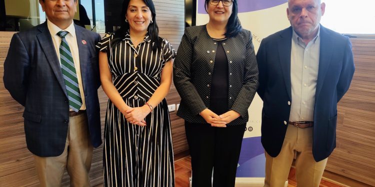 AGORECHI se reúne con Contralora (S) para estrechar lazos de cooperación