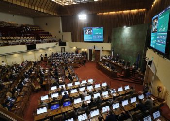 Derecha niega votos para leer documento con compromiso a no violar Derechos Humanos en el futuro.