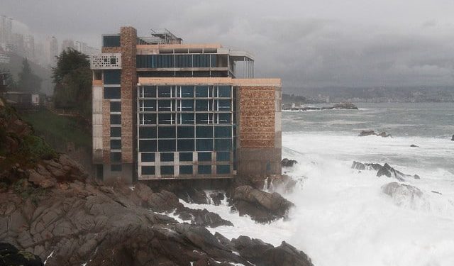 Seremi de Vivienda de Valparaíso explica proceso regulatorio tras orden de demolición del Hotel Punta Piqueros