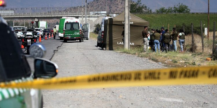 Encuentran cuerpo maniatado y amordazado al interior de una maleta en Ruta 68