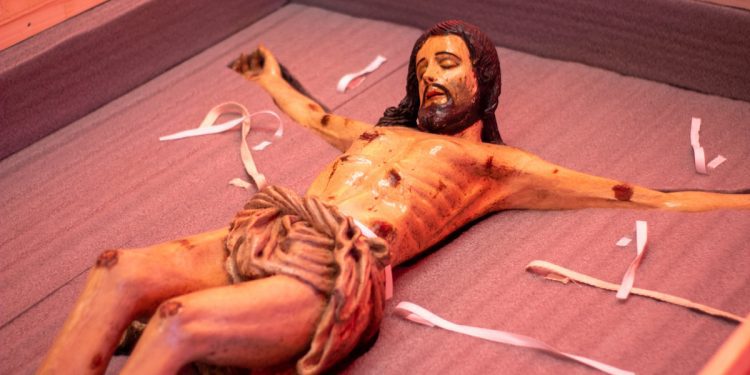 Duoc UC Sede Valparaíso entregó Cristo restaurado de la Iglesia San Francisco al Ministerio de Obras Públicas