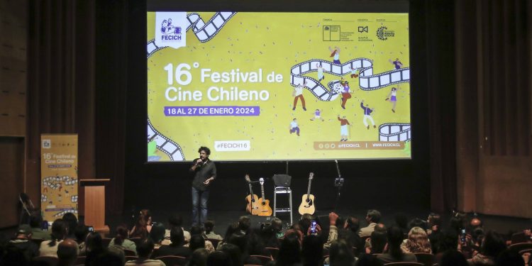 Con homenajes a Paulina Urrutia, Nelson Cabrera y un concierto junto a Manuel García: Finaliza la 16° versión del FECICH