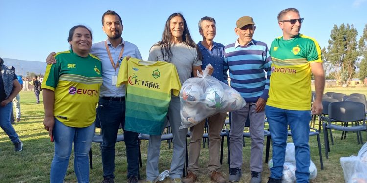 Comunidad de lo Varela inaugura mejoramiento de instalaciones de su cancha