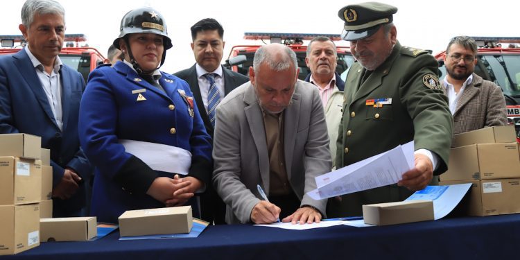 Gobierno Regional de Valparaíso entrega tres carros forestales a Bomberos de la región