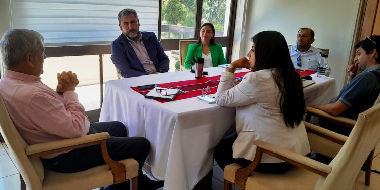 Esval y Delegación Presidencial de Petorca se reúnen para abordar desafíos hídricos en la provincia