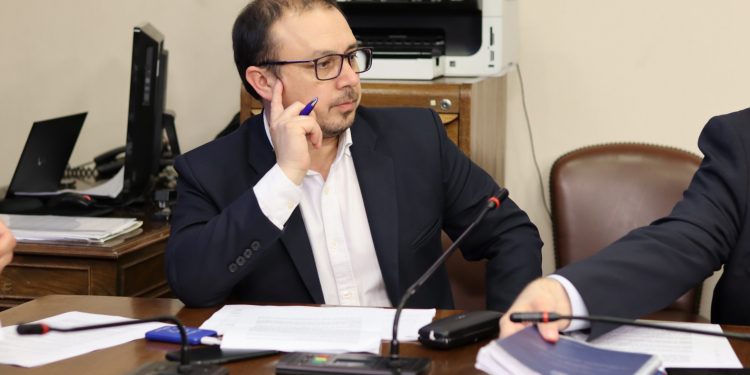 Diputado Cuello cataloga como “descaro” el llamado de la Asociación de AFPs de financiar la solidaridad con impuestos generales.