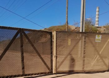 Polémica por corte de vía que une Quintero y Puchuncaví: Empresa desalinizadora dice que terreno es privado y no público