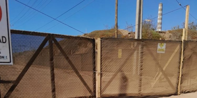 Polémica por corte de vía que une Quintero y Puchuncaví: Empresa desalinizadora dice que terreno es privado y no público