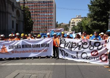 Mineros de Cabildo se manifestaron y entregaron carta al Gobernador Rodrigo Mundaca ante eventual cierre de Minera Cerro Negro