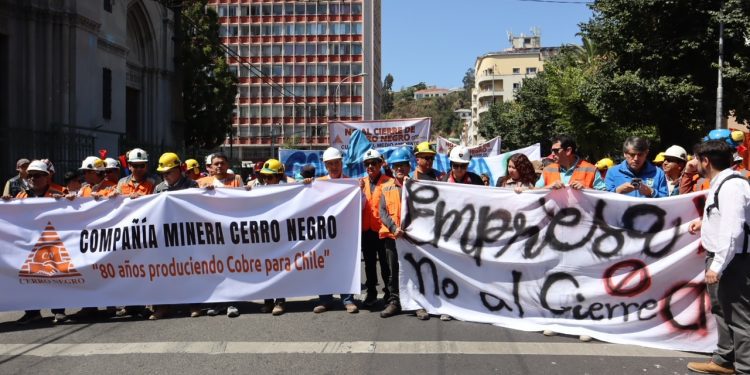Mineros de Cabildo se manifestaron y entregaron carta al Gobernador Rodrigo Mundaca ante eventual cierre de Minera Cerro Negro
