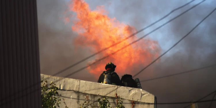 Primer catastro tras incendio en Viña del Mar: dos familias terminaron damnificadas