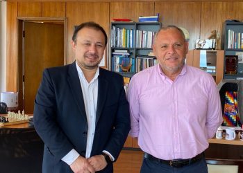 Gobernador Mundaca compromete apoyo a empresa pública de transporte.