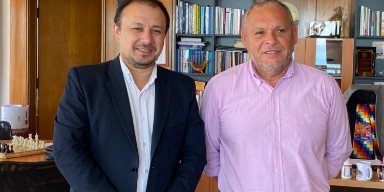 Gobernador Mundaca compromete apoyo a empresa pública de transporte.