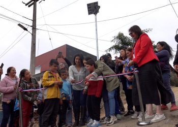 Tres campamentos de Viña del Mar mejoran su seguridad con la instalación de luminarias solares
