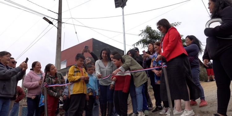 Tres campamentos de Viña del Mar mejoran su seguridad con la instalación de luminarias solares