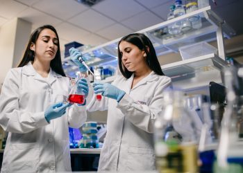 Mujeres lideran proceso de Admisión 2024 con aumento en matrículas y puntajes