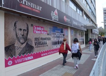 Municipio de Viña del Mar renueva paneles de emblemática Galería del Centro destacando a personajes y lugares históricos de la ciudad