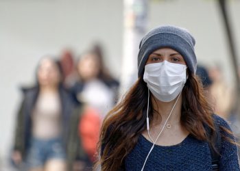 Vacaciones en EEUU o Europa: especialistas entregan recomendaciones si vas al hemisferio norte ante aparición de nueva variante de Covid – 19